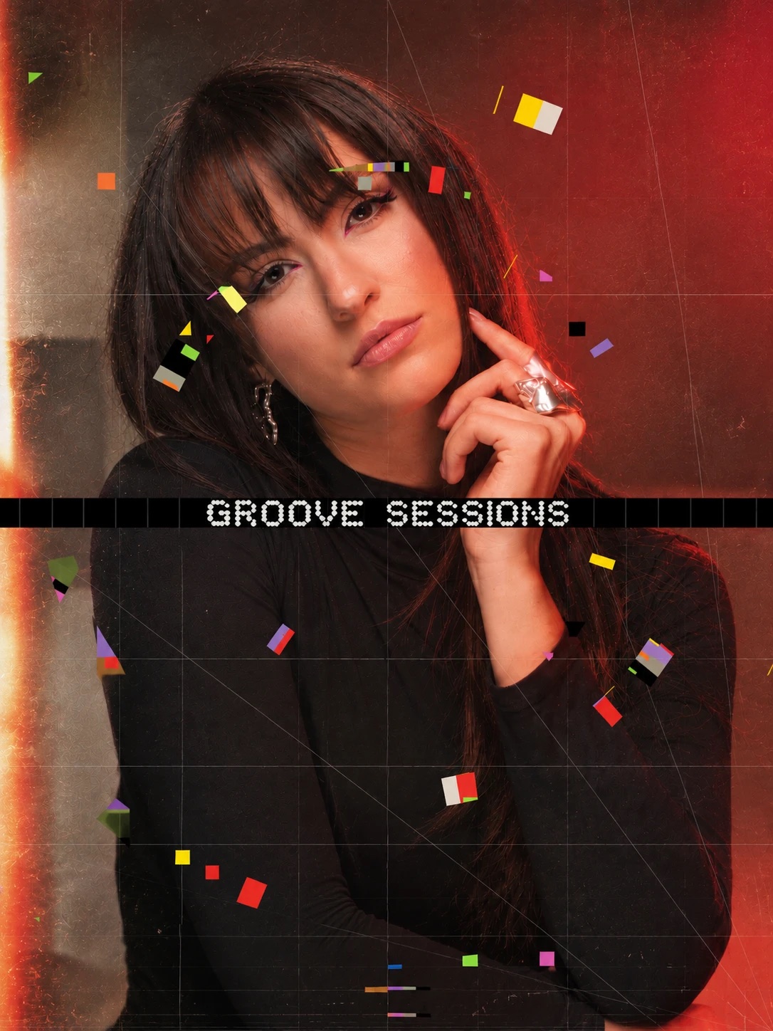 Clara Giuliani de blusa preta com anel prateado, em arte vermelha do Groove Sessions